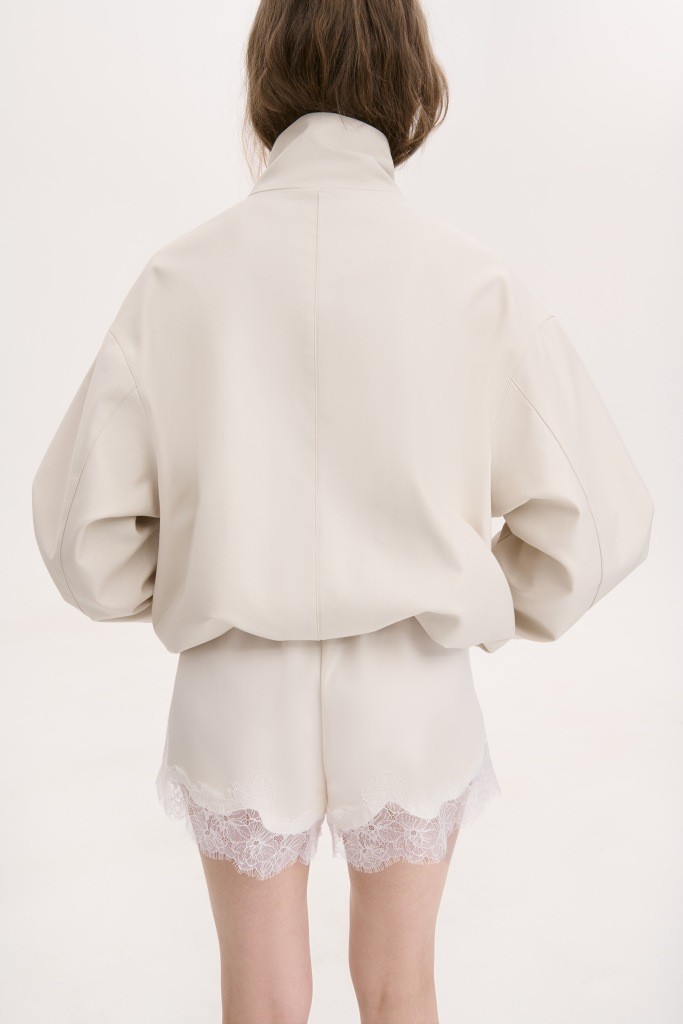 МІНІМАЛІСТИЧНА КУРТКА-БОМБЕР З ВИСОКИМ  КОМІРОМ-СТІЙКОЮ 1263 зображення 3